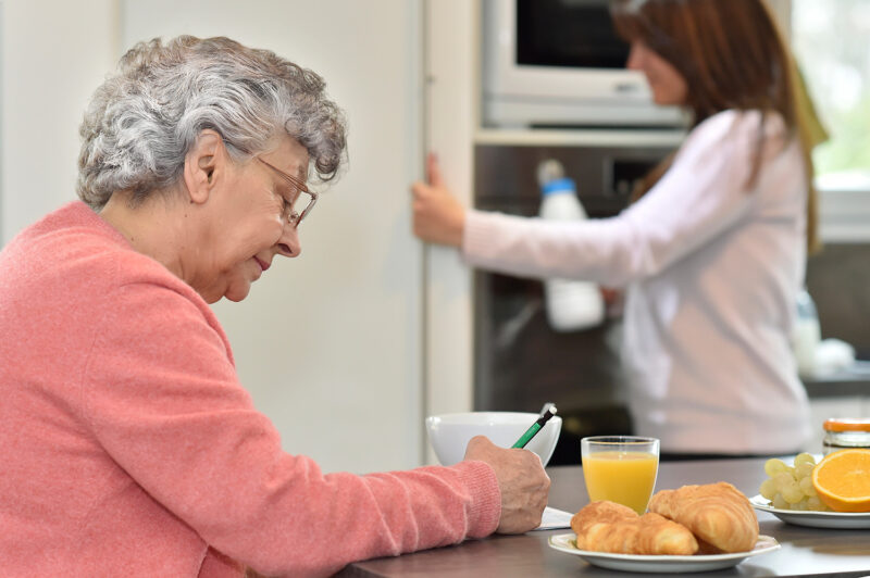 vrouw aan tafel